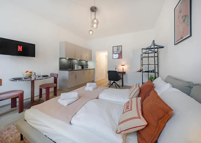 Designer Studios, 10min To Stephansplatz, Metro, No Elevator *
